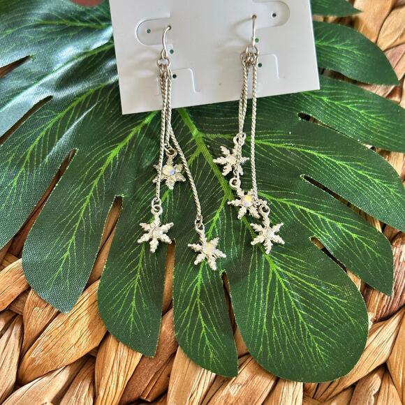 BOGO FREE AUROA BOREALIS STONE SNOWFLAKE EARRINGS vtg - Picture 1 of 5